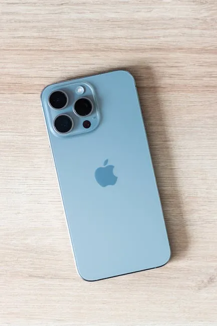 Iphone 15 ricondizionati o usati quale scegliere? 4 Close-up of a modern smartphone on a light wooden table surface.