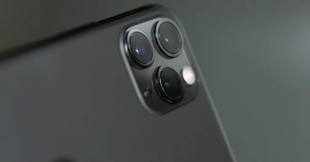 Iphone 15 ricondizionati o usati quale scegliere? 5 iphone-15-ricondizionato-Detailed close-up of triple-camera system on a smartphone, showcasing modern technology.