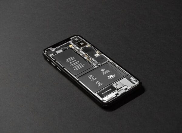 Telefoni Usati e Ricondizionati: Guida al Risparmio e Qualità 2 miglior iphone smartphone a 300 euro telefoni usati High-resolution image of a smartphone showcasing its internal components on a dark surface.